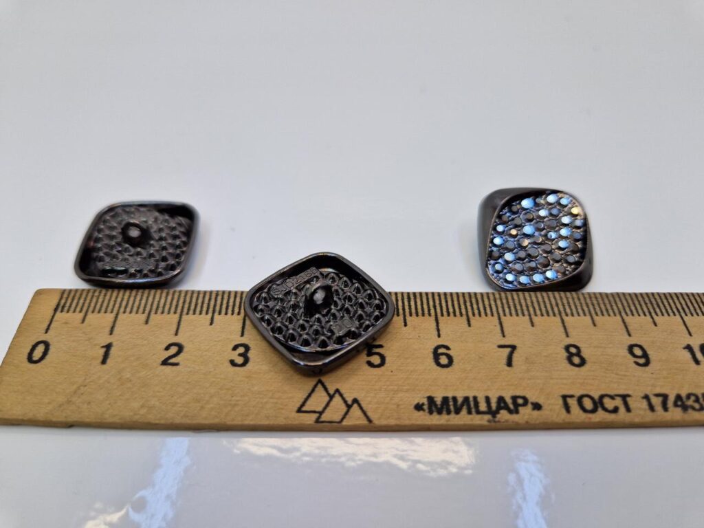 Гудзик на ніжці чорна з камінцями (в наявності три кольори та три розміри) - 2 см