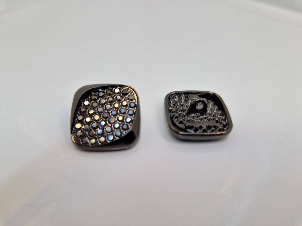 Гудзик на ніжці чорна з камінцями (в наявності три кольори та три розміри) - 1,8 см