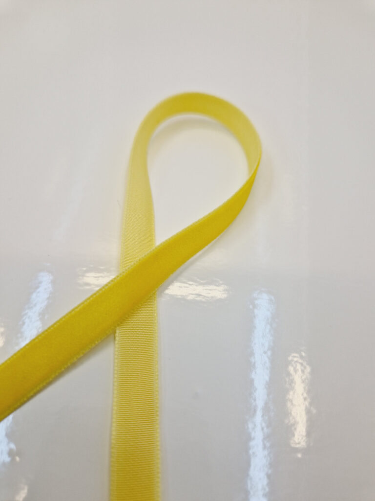 Оксамитова стрічка жовта 1 см