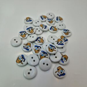 Гудзик дерев'яний пофарбований білий з наскрізними отворами і дитячим малюнком діаметром 1.6 см