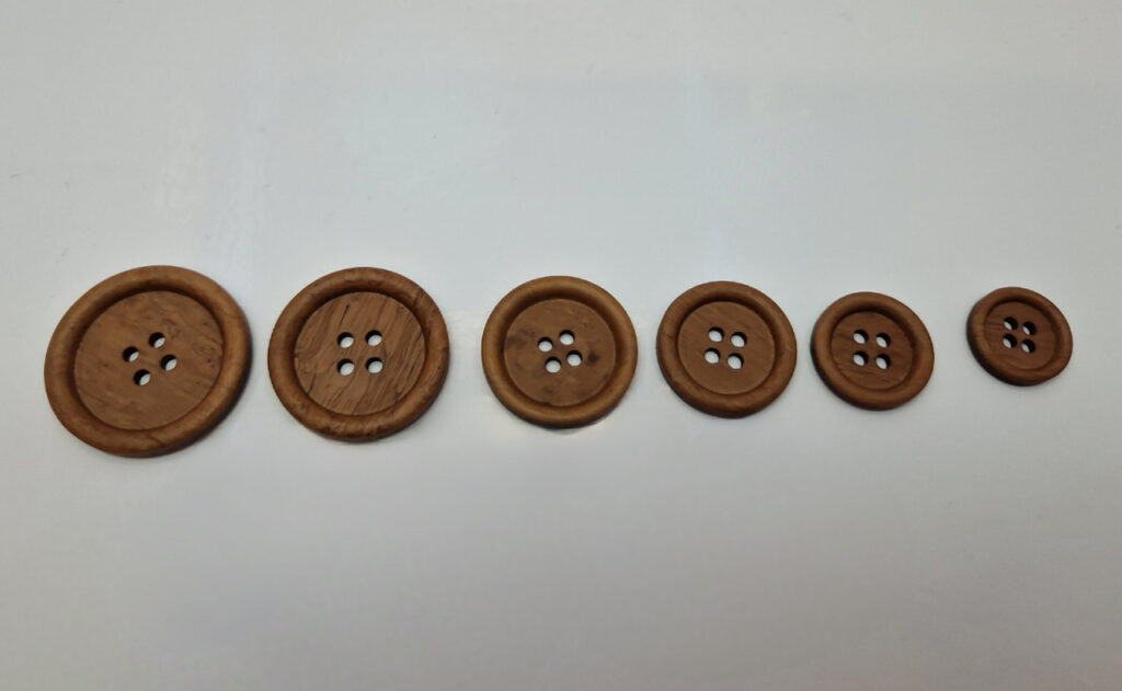 Гудзик з наскрізними отворами, діаметр 2.6 см (в наявності 6 розмірів)