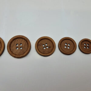 Гудзик з наскрізними отворами, діаметр 2.6 см (в наявності 6 розмірів)