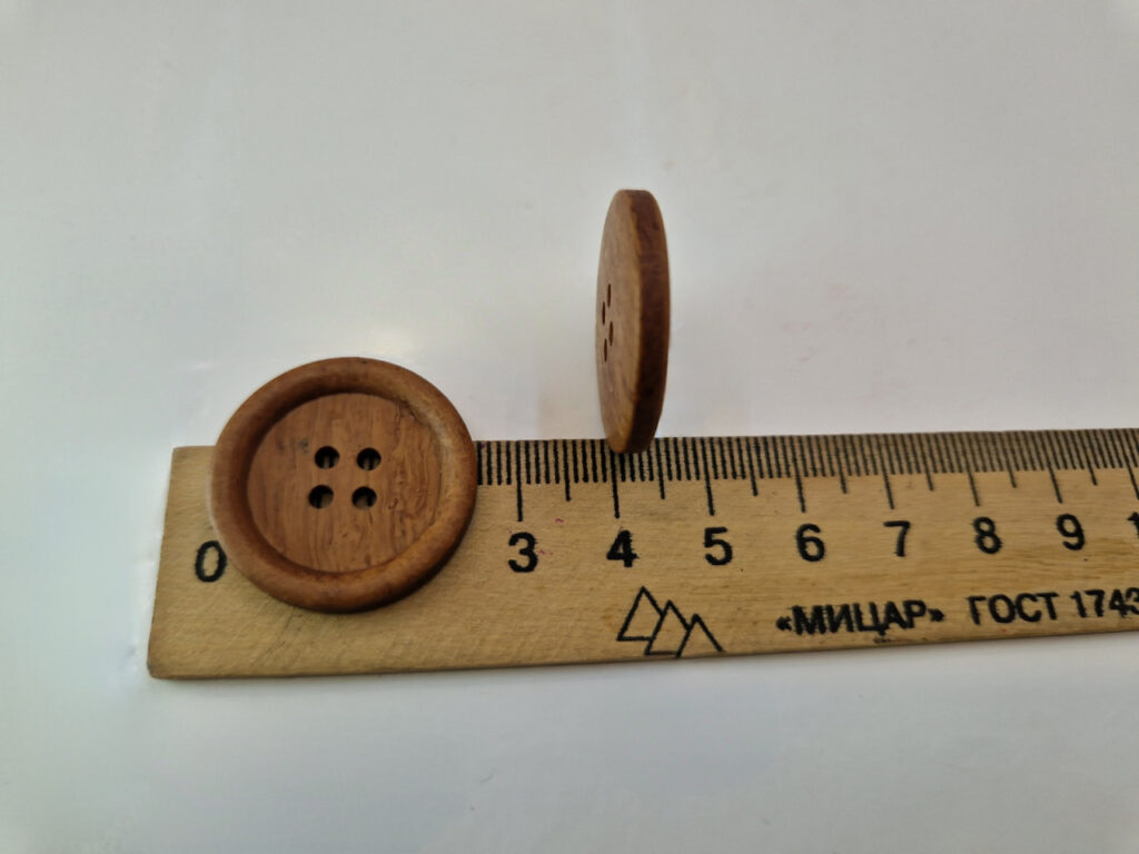 Гудзик з наскрізними отворами, діаметр 2.6 см (в наявності 6 розмірів)