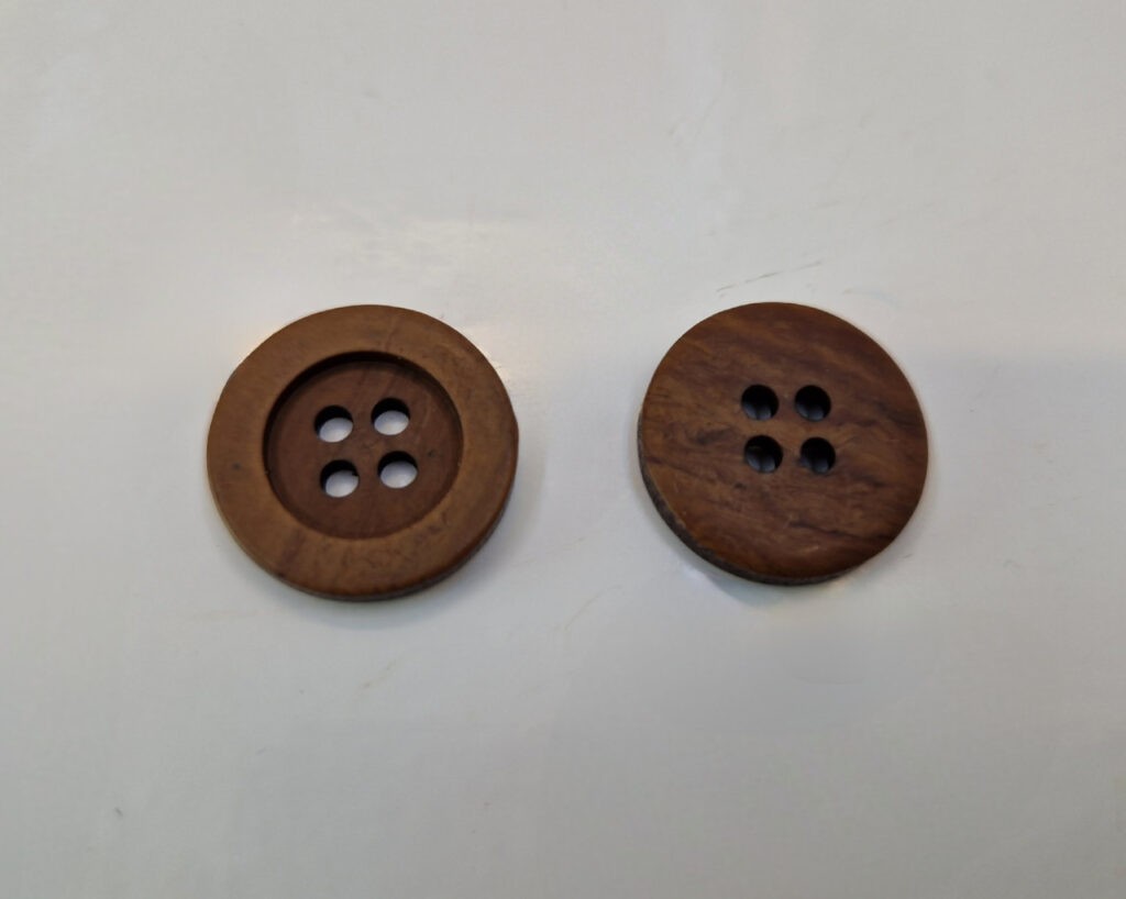 Гудзик з наскрізними отворами, діаметр 1.7 см (в наявності 4 розміри)