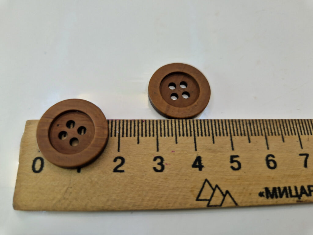 Гудзик з наскрізними отворами, діаметр 1.7 см (в наявності 4 розміри)