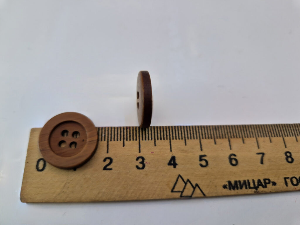 Гудзик з наскрізними отворами, діаметр 1.7 см (в наявності 4 розміри)