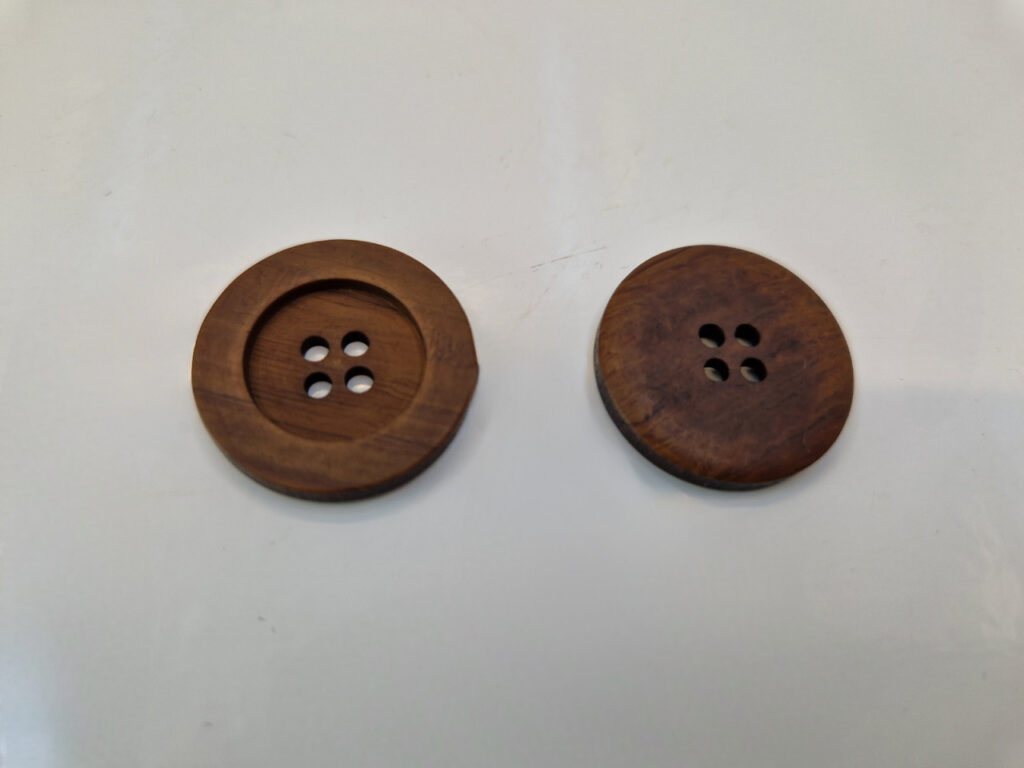 Гудзик з наскрізними отворами, діаметр 2.3 см (в наявності 4 розміри)