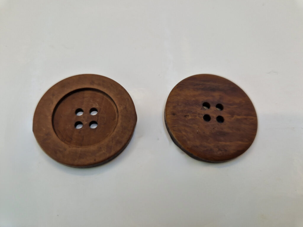 Гудзик з наскрізними отворами, діаметр 2.8 см (в наявності 4 розміри)