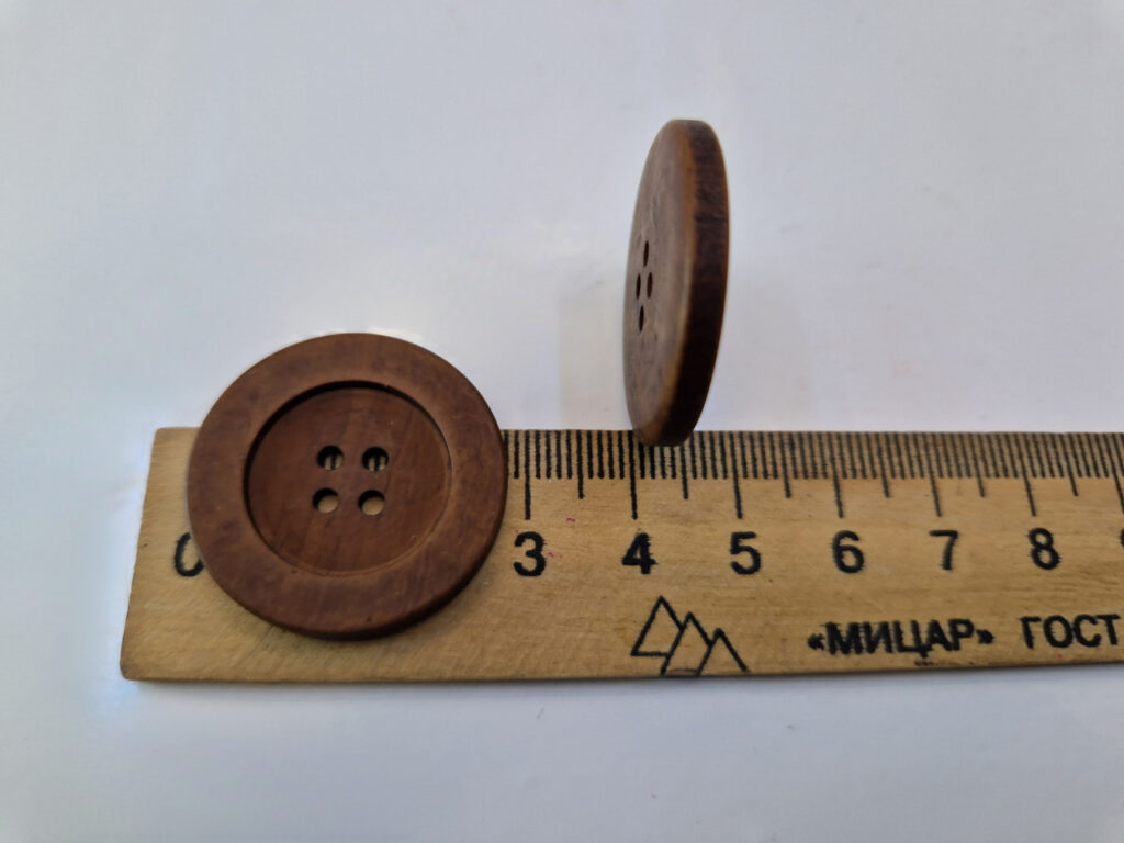 Гудзик з наскрізними отворами, діаметр 2.8 см (в наявності 4 розміри)