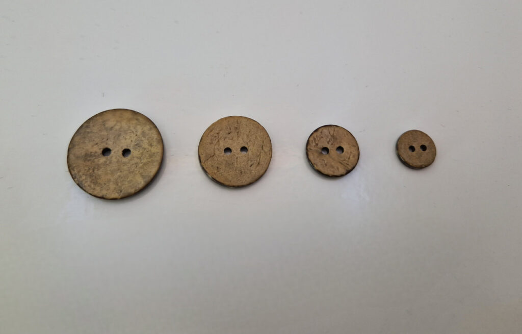 Гудзик з наскрізними отворами, діаметр 1.1 см (в наявності 4 розміри)