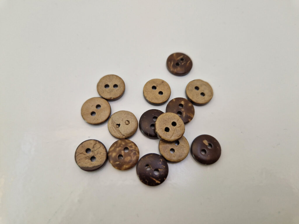 Гудзик з наскрізними отворами, діаметр 1.1 см (в наявності 4 розміри)