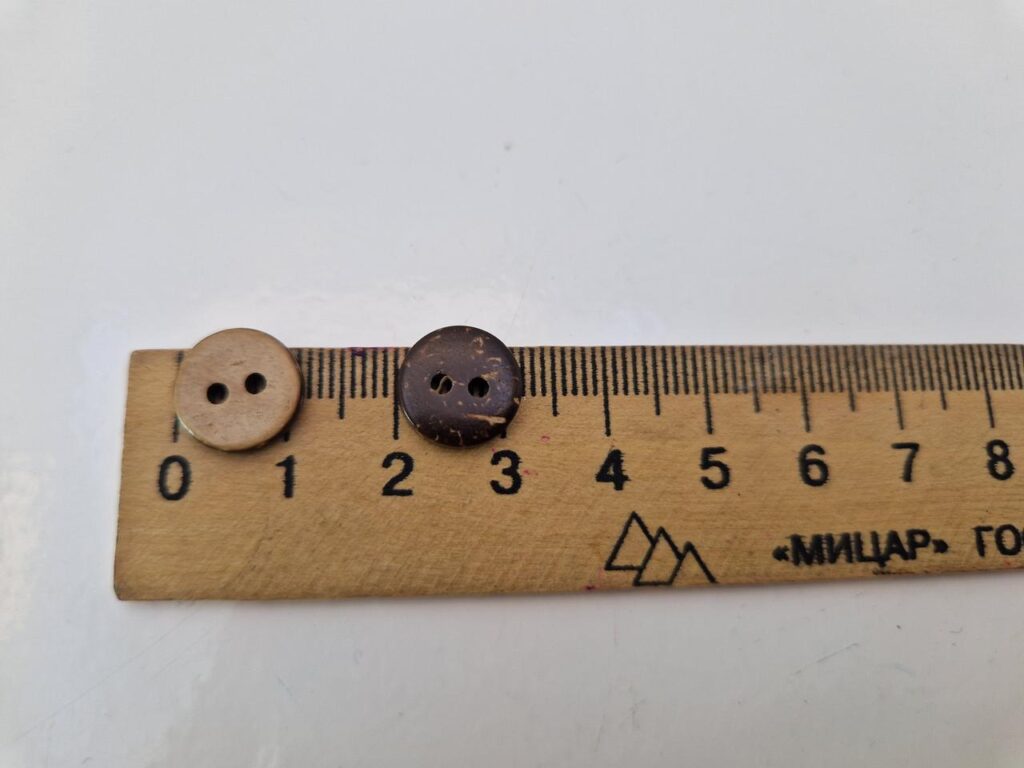 Гудзик з наскрізними отворами, діаметр 1.1 см (в наявності 4 розміри)