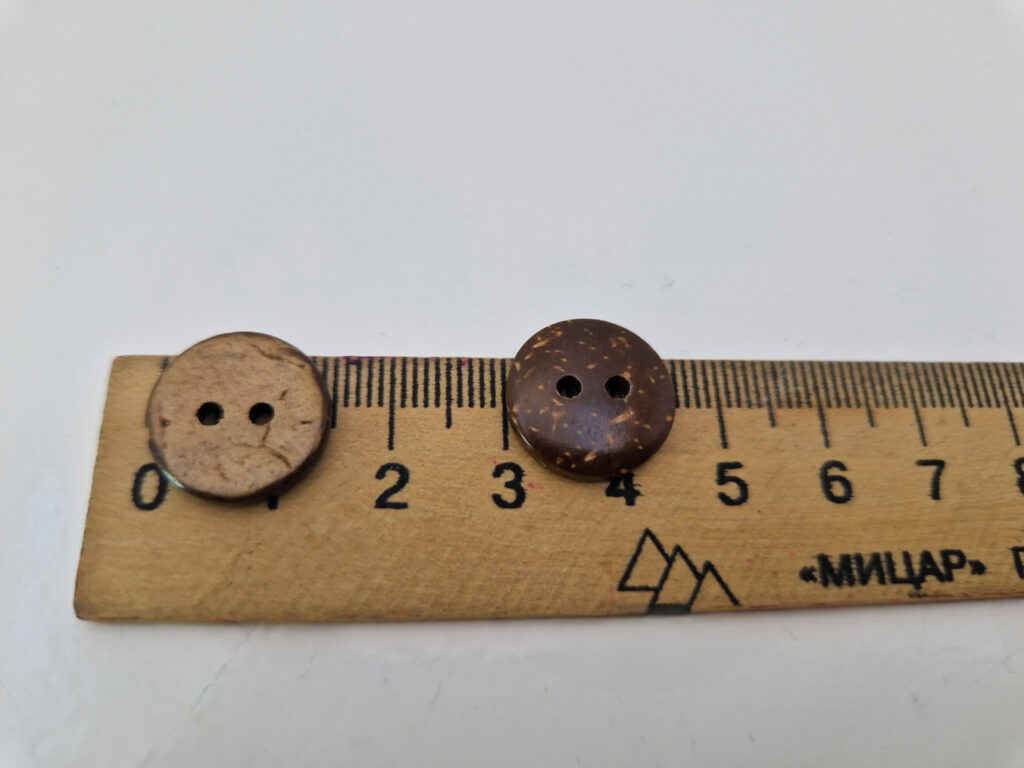 Гудзик з наскрізними отворами, діаметр 1.5 см (в наявності 4 розміри)