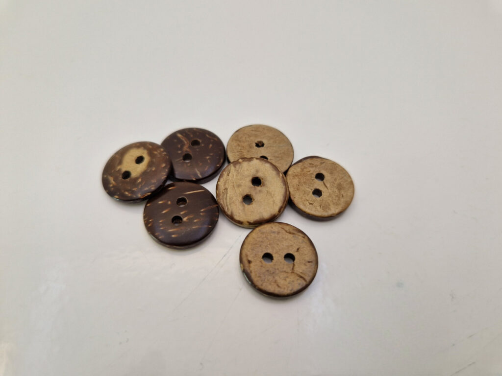 Гудзик з наскрізними отворами, діаметр 1.5 см (в наявності 4 розміри)