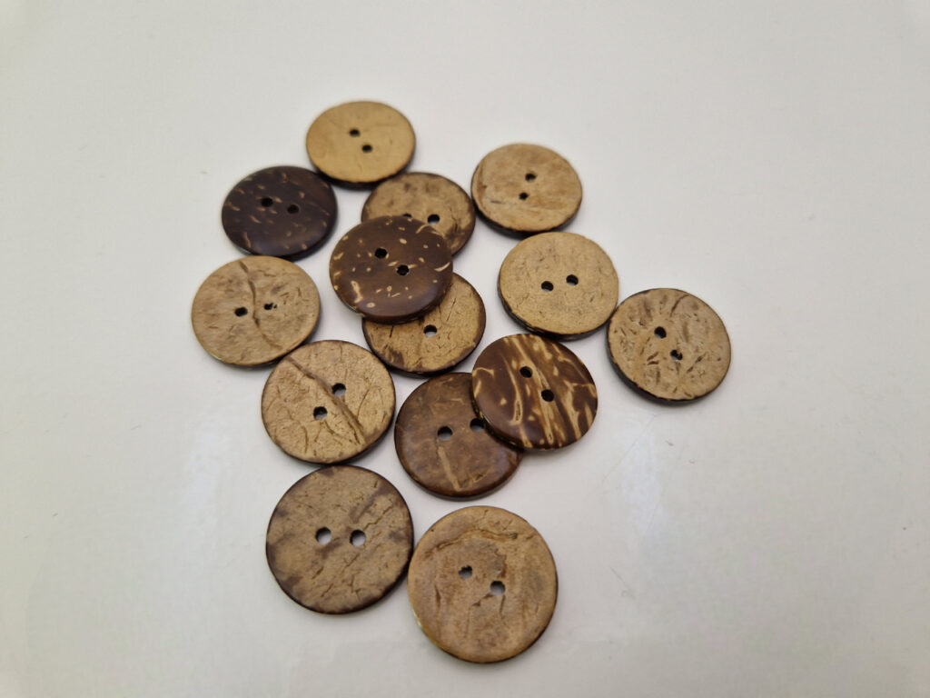 Гудзик з наскрізними отворами, діаметр 2 см (в наявності 4 розміри)