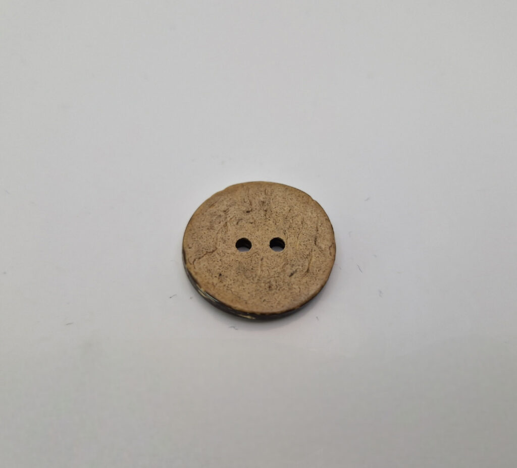 Гудзик з наскрізними отворами, діаметр 2 см (в наявності 4 розміри)