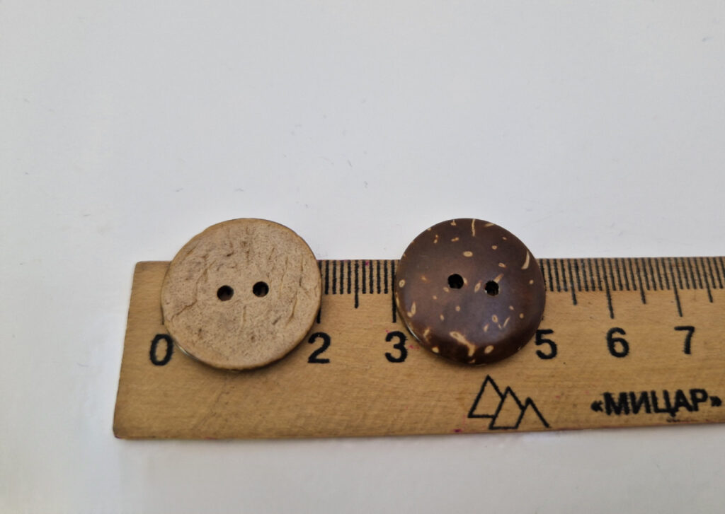 Гудзик з наскрізними отворами, діаметр 2 см (в наявності 4 розміри)