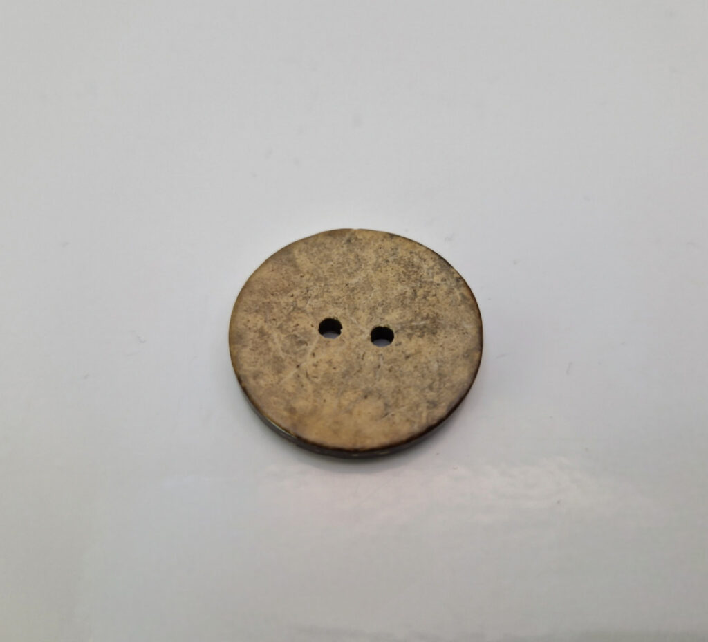 Гудзик з наскрізними отворами, діаметр 2.5 см (в наявності 4 розміри)