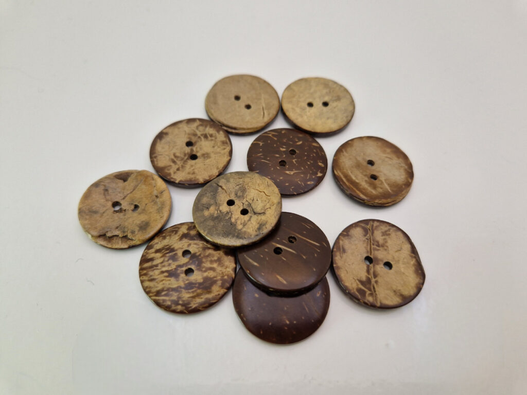 Гудзик з наскрізними отворами, діаметр 2.5 см (в наявності 4 розміри)