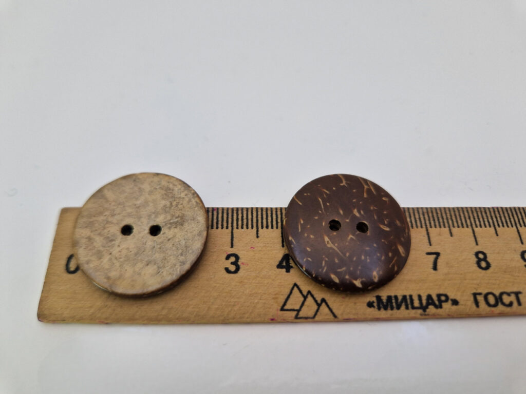 Гудзик з наскрізними отворами, діаметр 2.5 см (в наявності 4 розміри)