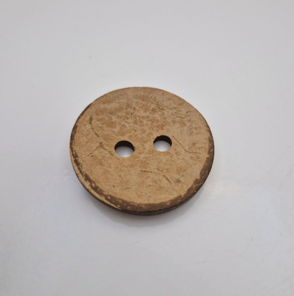 Гудзик з наскрізними отворами, діаметр 5.1 см (в наявності 2 розміри)