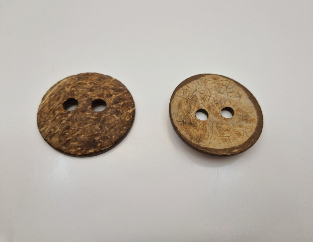 Гудзик з наскрізними отворами, діаметр 5.1 см (в наявності 2 розміри)