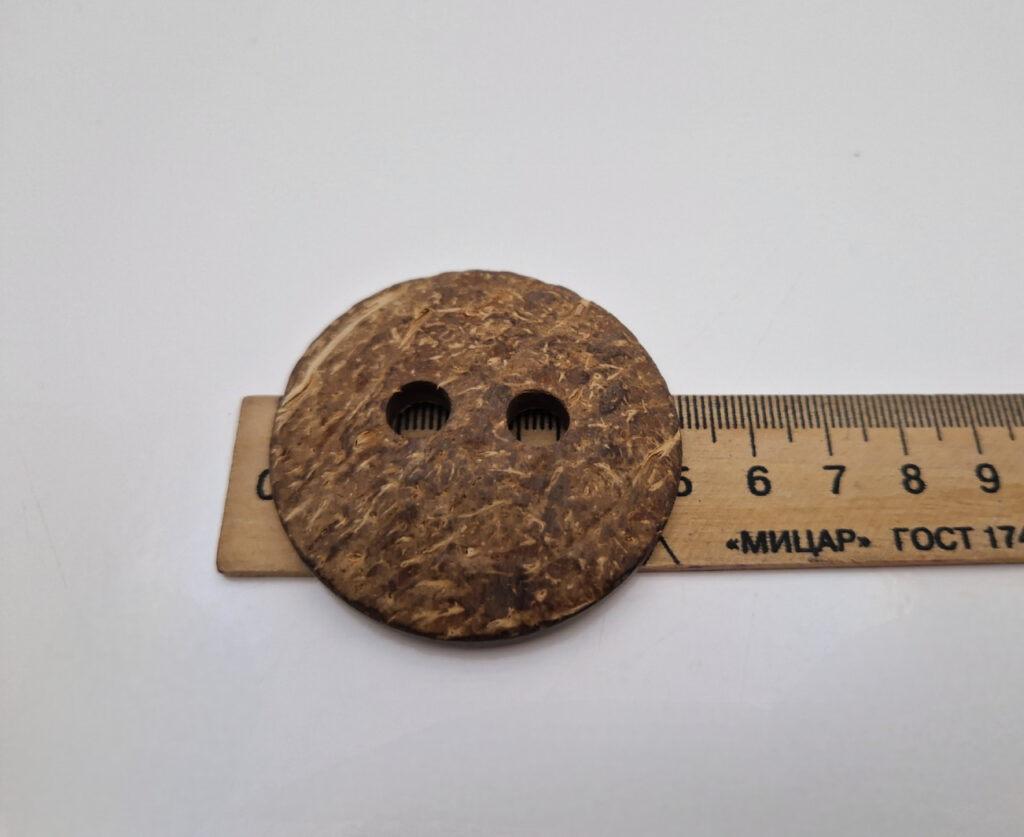 Гудзик з наскрізними отворами, діаметр 5.1 см (в наявності 2 розміри)