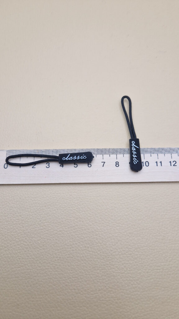 Пулер для бігунка на блискавку чорний з написом classic