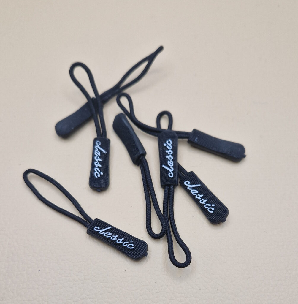 Пулер для бігунка на блискавку чорний з написом classic