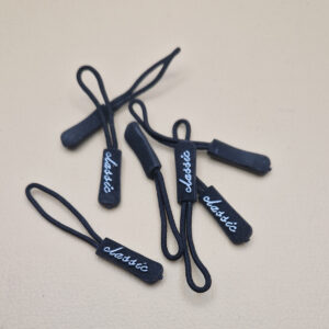 Пулер для бігунка на блискавку чорний з написом classic