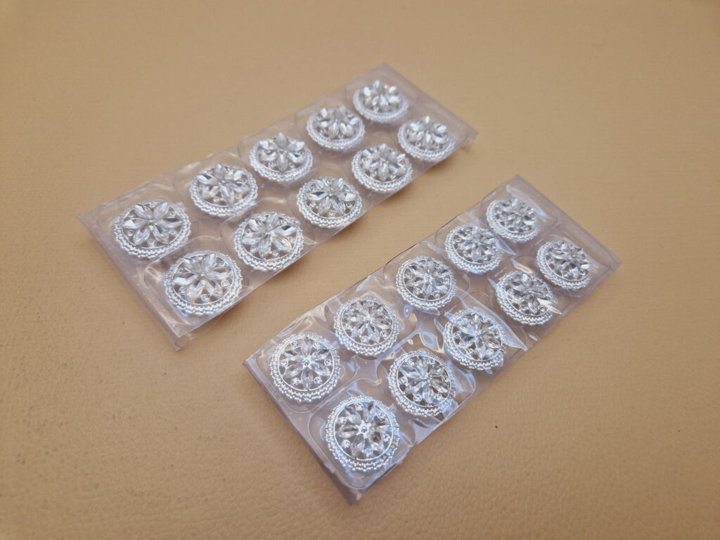 Гудзик металевий на ніжці стріблястий з камінцями (в наявності два розміри) - 2.3 см