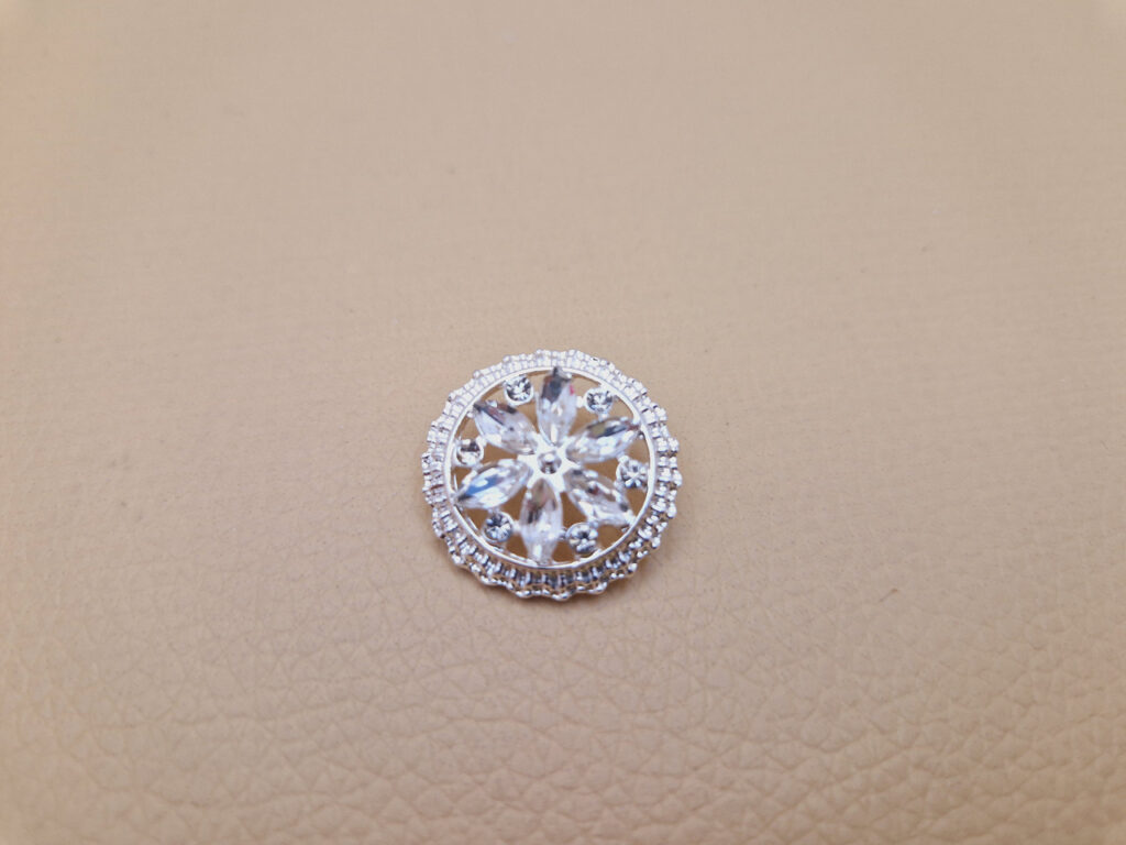 Гудзик металевий на ніжці стріблястий з камінцями (в наявності два розміри) - 2.3 см