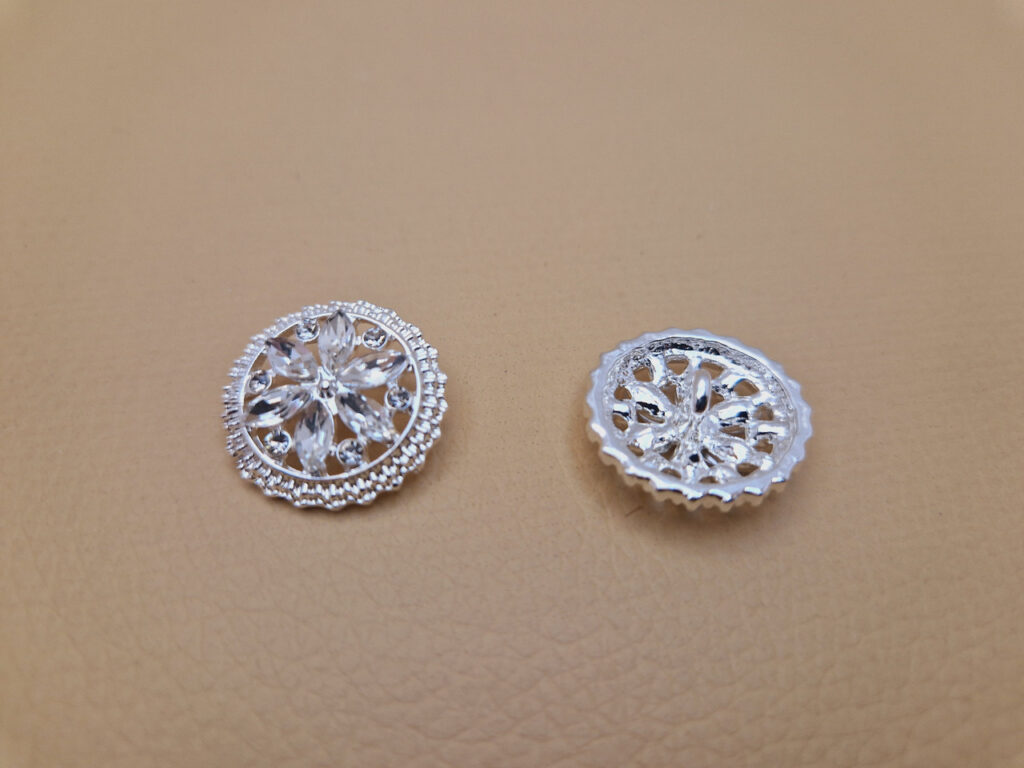 Гудзик металевий на ніжці стріблястий з камінцями (в наявності два розміри) - 2.3 см