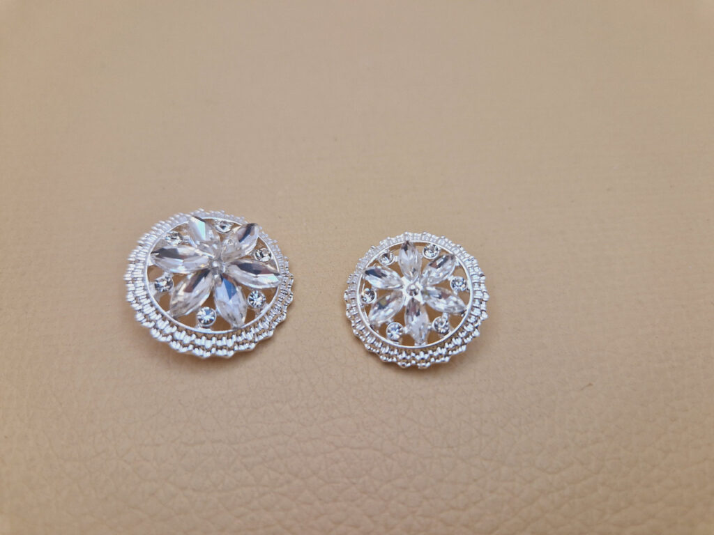 Гудзик металевий на ніжці стріблястий з камінцями (в наявності два розміри) - 2.3 см