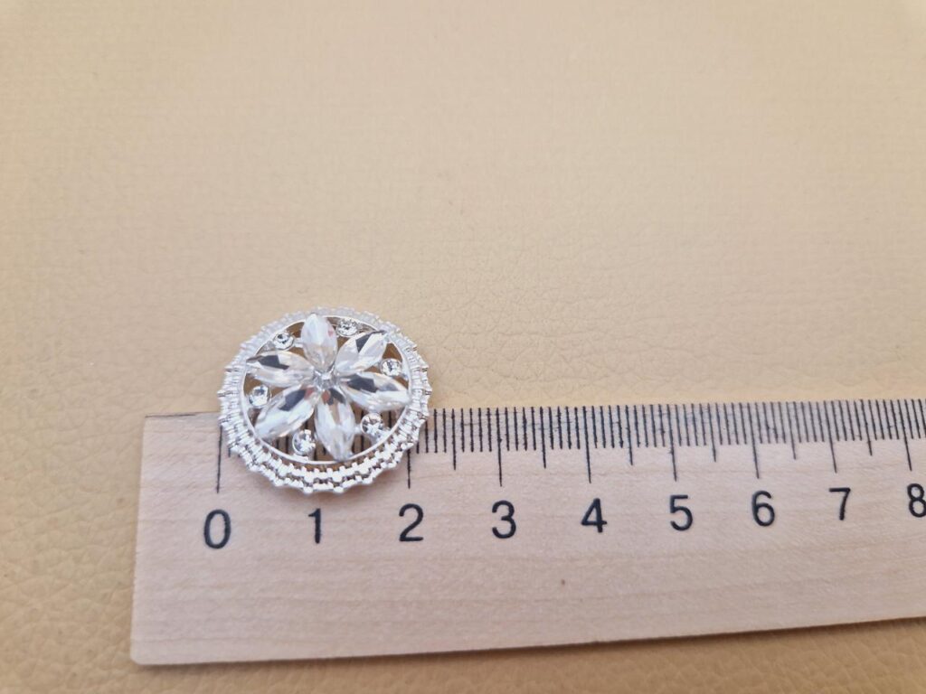 Гудзик металевий на ніжці стріблястий з камінцями (в наявності два розміри) - 2.3 см