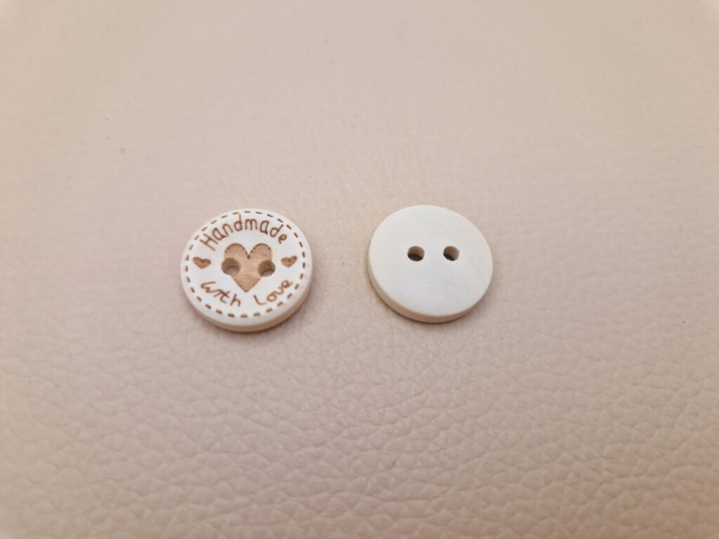 Гудзик з наскрізними отворами, діаметр 1.5 см (в наявності 2 розміри)