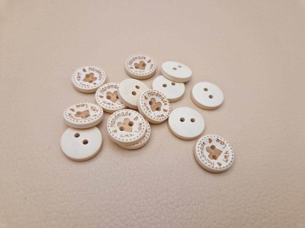 Гудзик з наскрізними отворами, діаметр 1.5 см (в наявності 2 розміри)