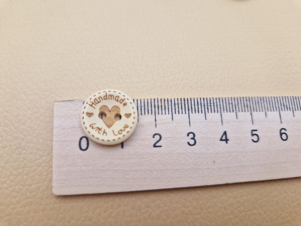 Гудзик з наскрізними отворами, діаметр 1.5 см (в наявності 2 розміри)