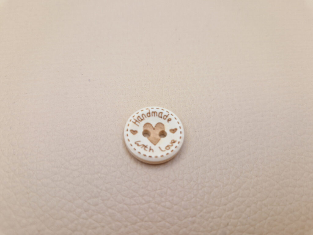 Гудзик з наскрізними отворами, діаметр 1.5 см (в наявності 2 розміри)