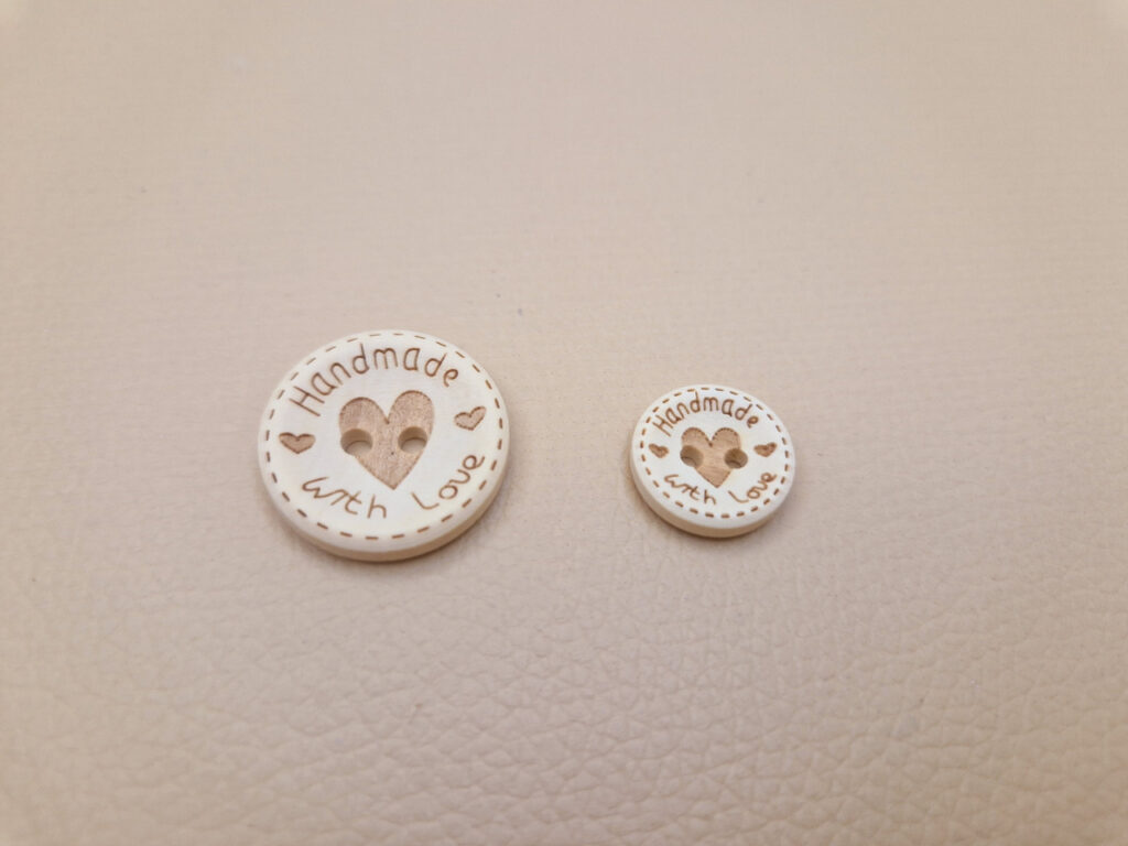 Гудзик з наскрізними отворами, діаметр 2.4 см (в наявності 2 розміри)