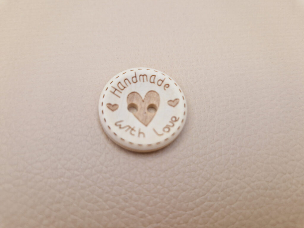 Гудзик з наскрізними отворами, діаметр 2.4 см (в наявності 2 розміри)