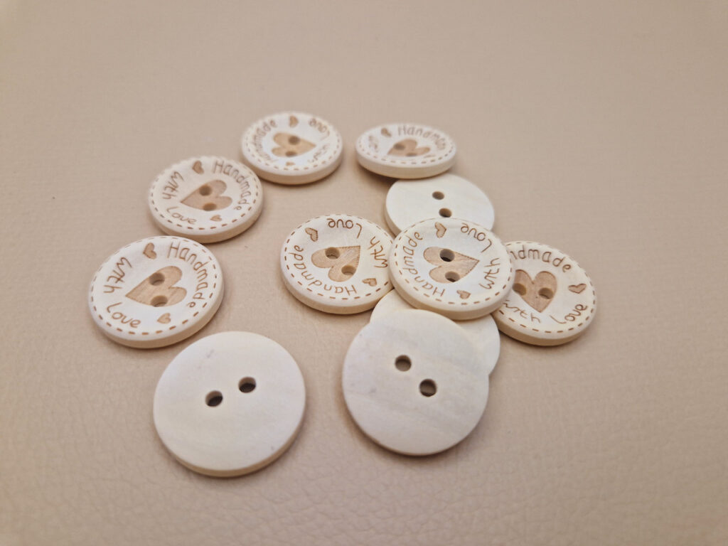 Гудзик з наскрізними отворами, діаметр 2.4 см (в наявності 2 розміри)