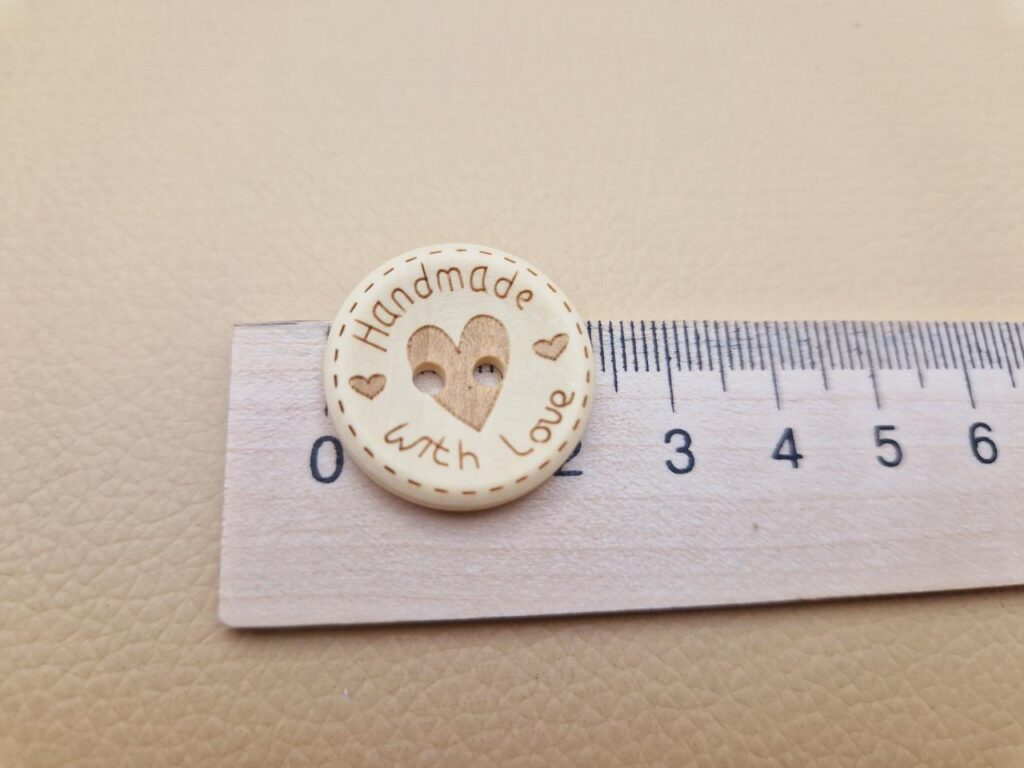 Гудзик з наскрізними отворами, діаметр 2.4 см (в наявності 2 розміри)