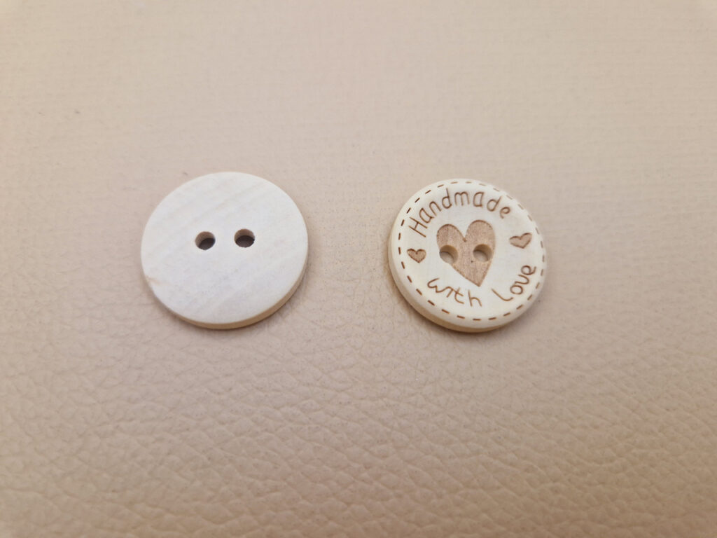 Гудзик з наскрізними отворами, діаметр 2.4 см (в наявності 2 розміри)