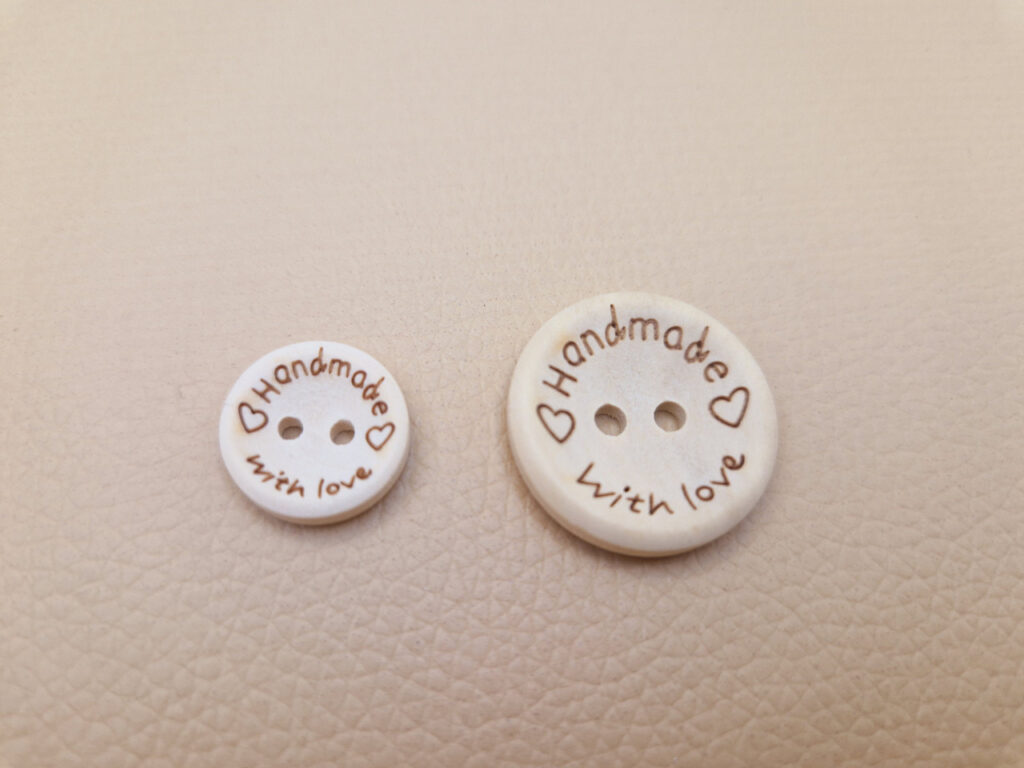 Гудзик з наскрізними отворами, діаметр 1.5 см (в наявності 2 розміри)