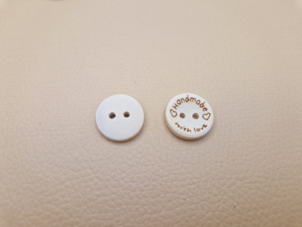 Гудзик з наскрізними отворами, діаметр 1.5 см (в наявності 2 розміри)