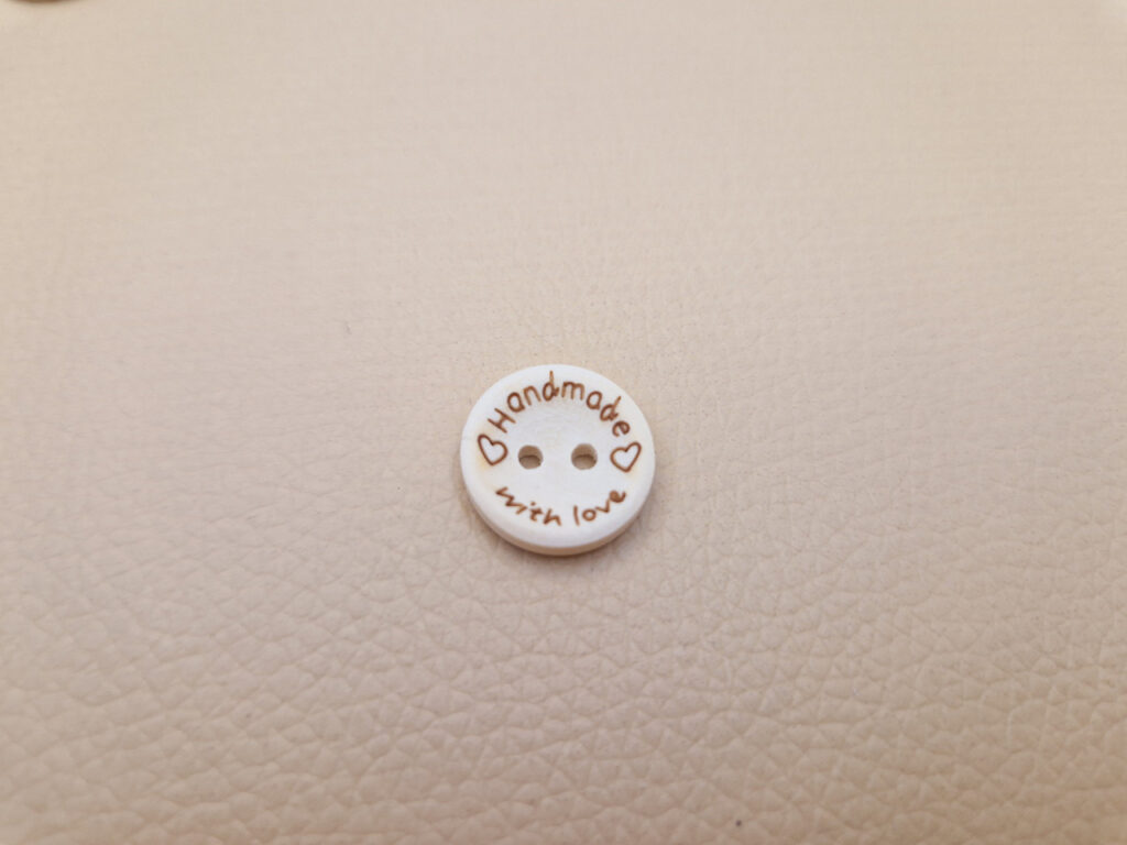 Гудзик з наскрізними отворами, діаметр 1.5 см (в наявності 2 розміри)