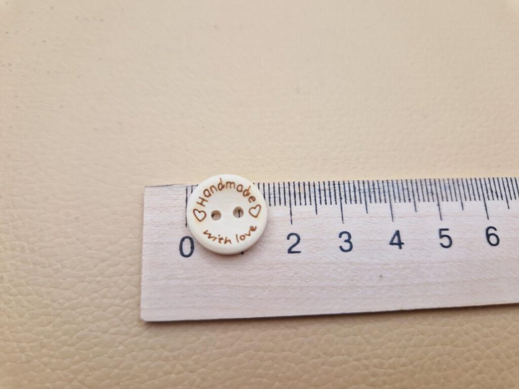 Гудзик з наскрізними отворами, діаметр 1.5 см (в наявності 2 розміри)