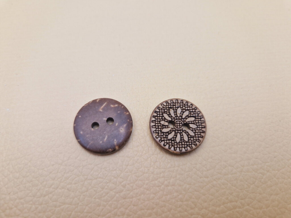 Гудзик з наскрізними отворами, діаметр 1.8 см