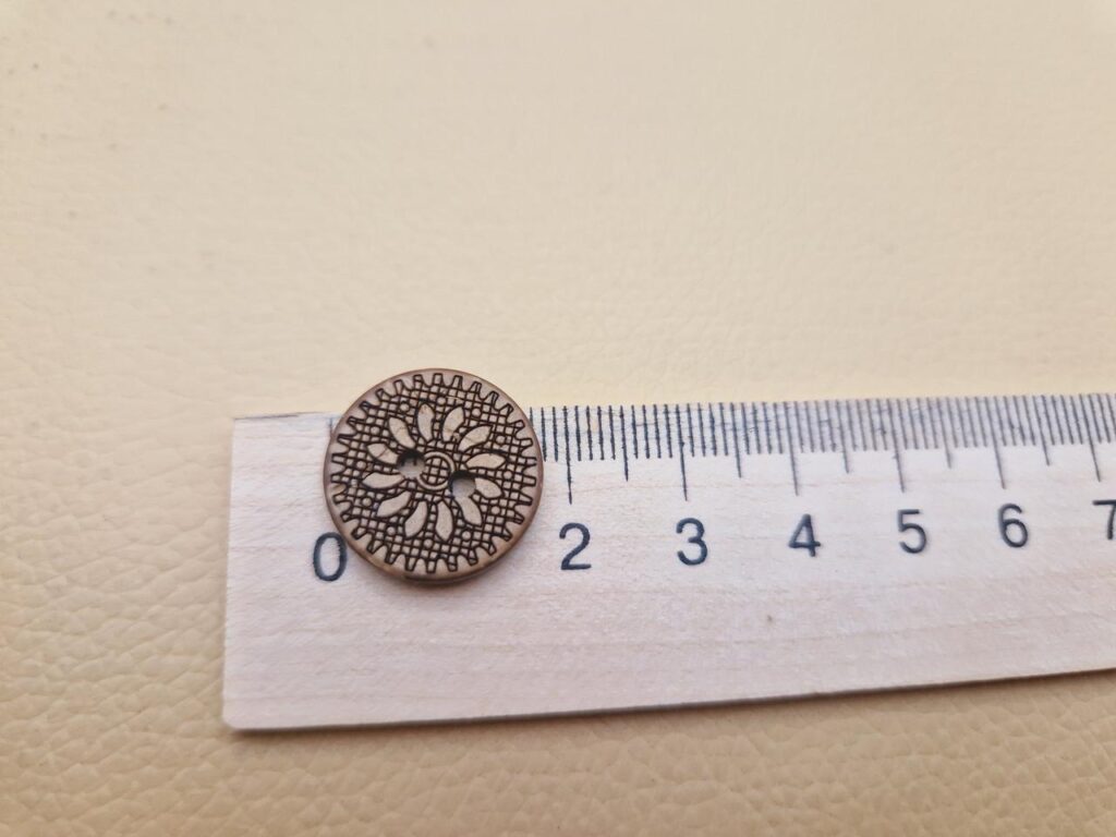 Гудзик з наскрізними отворами, діаметр 1.8 см